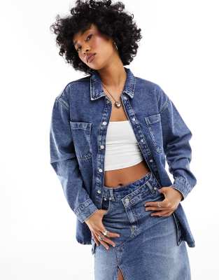 Noisy May - Jeans-Hemdjacke in mittelblauer Waschung mit Oversize-Schnitt