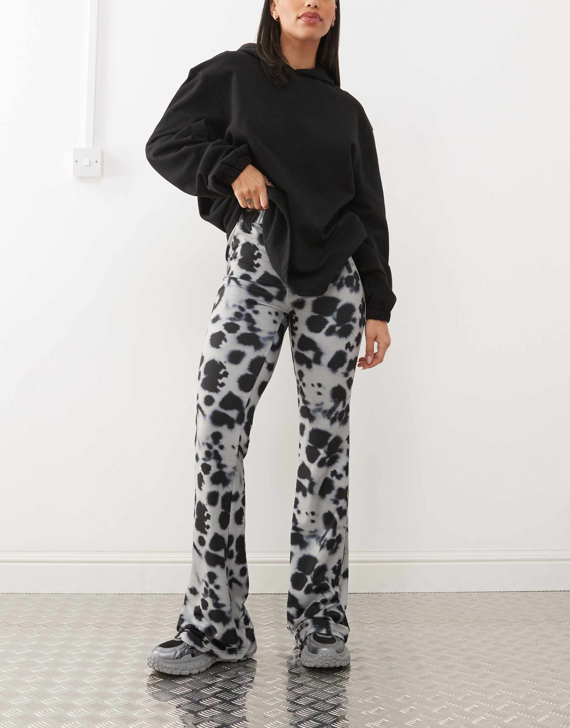noisy may jersey flare pants in gray distorted print