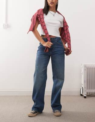 Noisy May - Josie - Weit geschnittene Jeans in Mittelblau mit hohem Bund und abgenutzter Optik, Kombiteil