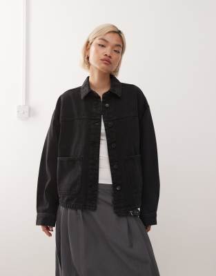 Noisy May - Kastig geschnittene Jeansjacke in Schwarz