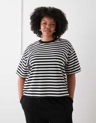 Noisy May - Kastiges T-Shirt mit schwarzen Streifen