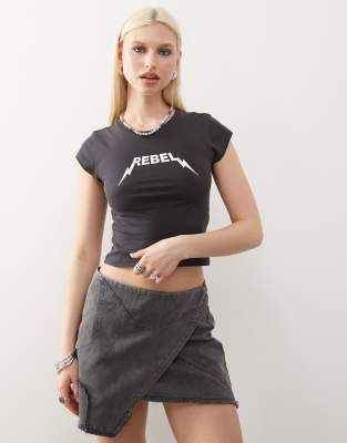 Noisy May - Knapp geschnittenes T-Shirt in Anthrazit mit „Rebel"-Print-Grau