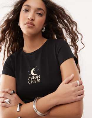 Noisy May - Knapp geschnittenes T-Shirt in Schwarz mit „Moon Child"-Print