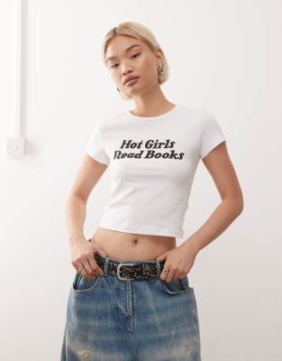 Noisy May - Knapp geschnittenes T-Shirt in Weiß mit „Hot Girls"-Print