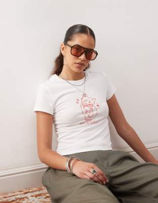 Noisy May - Knapp geschnittenes T-Shirt in Weiß mit Katzen-Grafik