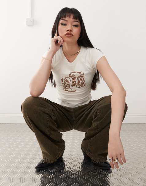 Noisy May – Krótki biały T-shirt z flokowanym nadrukiem z butami kowbojskimi i napisem Cowgirl - view 1