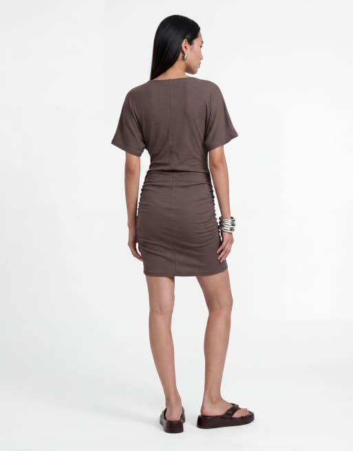 Noisy May – Kurzes T-Shirt-Kleid in Schokobraun mit geraffter Taille, 4 von 4
