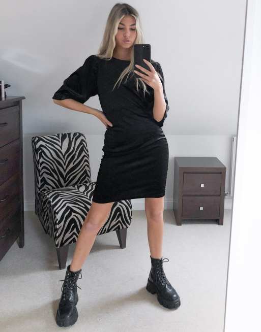 Noisy May – Kurzes T-Shirtkleid aus schwarzem Samt