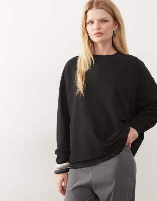 Noisy May - Langärmliges Sweatshirt mit Spitzensaum-Schwarz