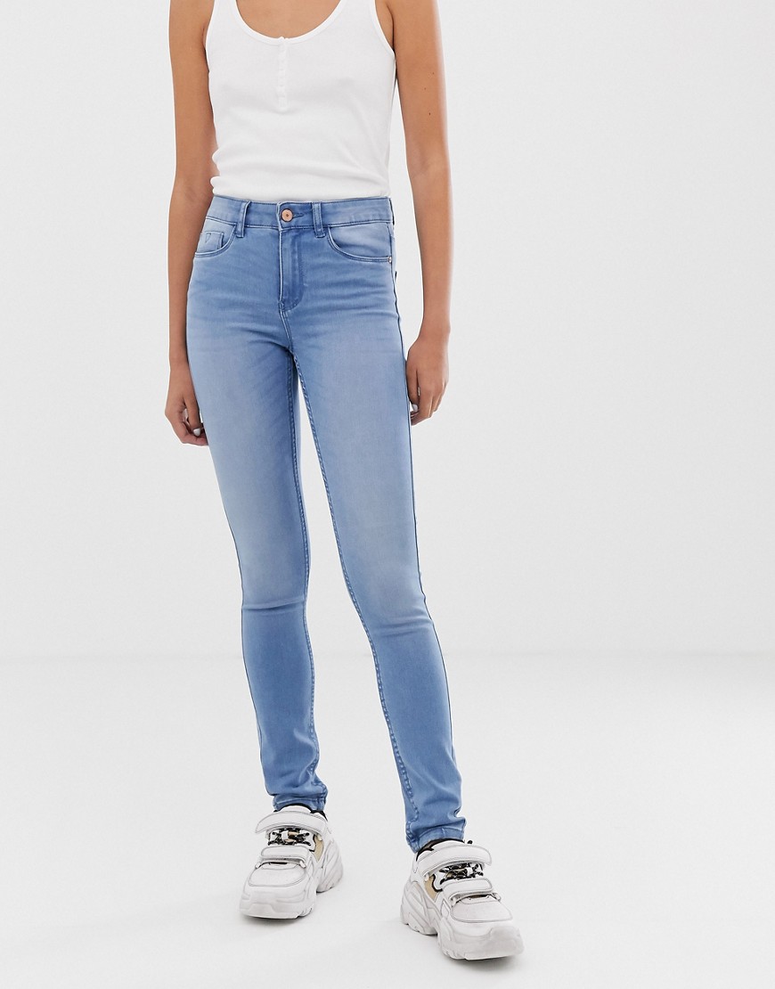Noisy May Lucy ekstremt bløde mid-rise jeans i smal pasform-Blå