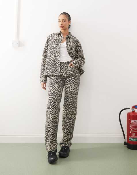 Noisy May – Marley – Zebrarandiga jeans med vida ben, del av set - view 1