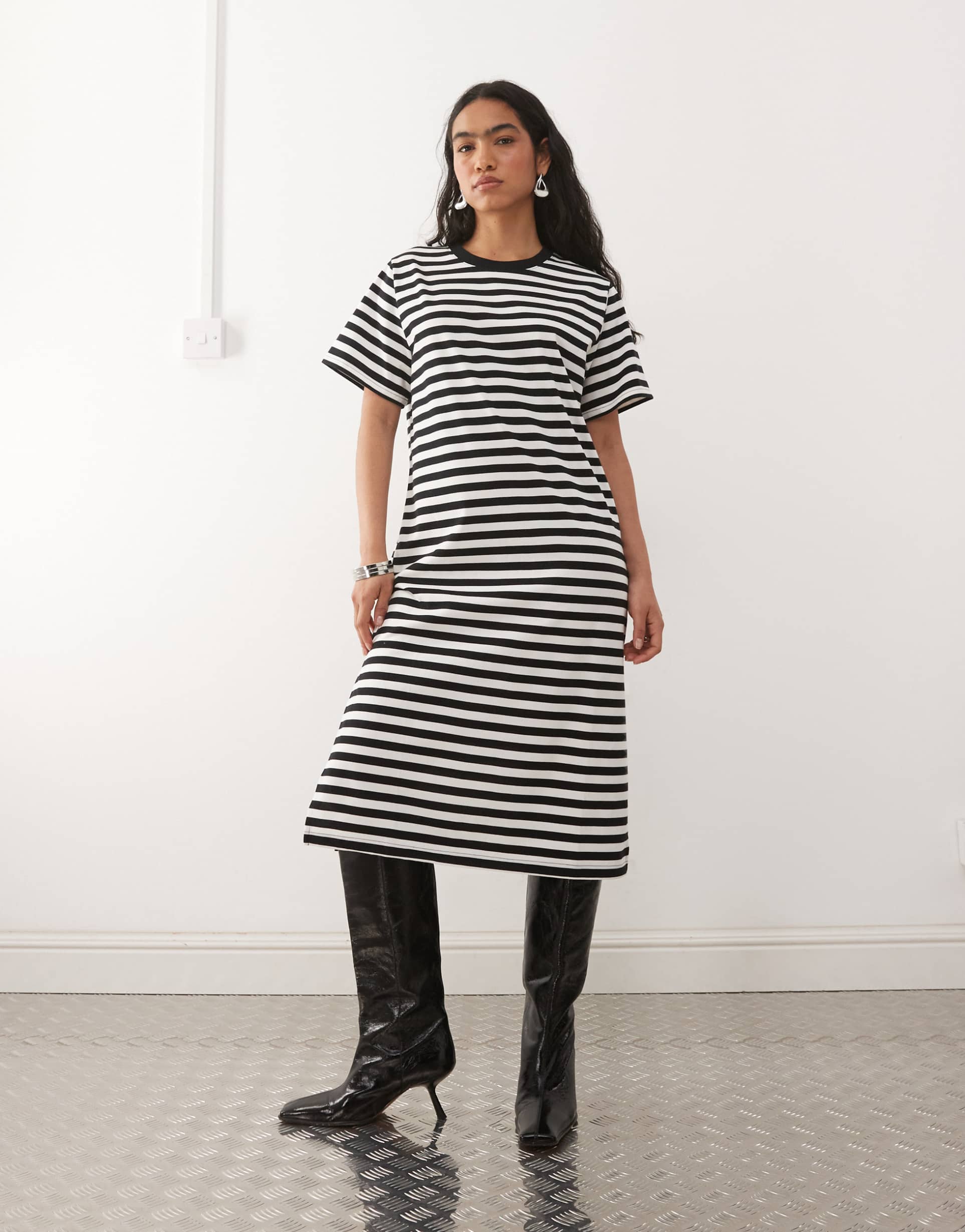 noisy may midi t-shirt dress in black stripe