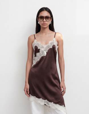 Midi-Trägerkleid aus Satin in Schokobraun mit asymmetrischem Spitzensaum Braun XL