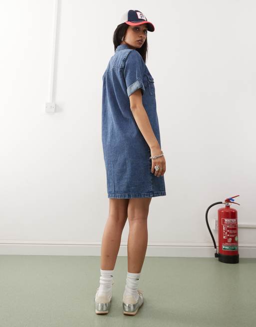 Noisy May – Mini-Jeanskleid in mittelblauer Waschung mit umgeschlagenen Ärmeln, 4 von 4