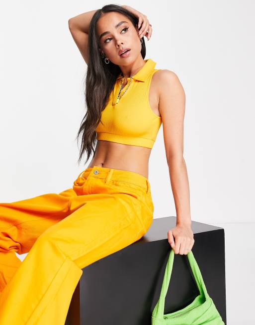 Noisy May – Orange ribbad pikétröja i kort design