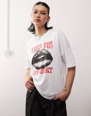 Noisy May - Oversize-T-Shirt in Weiß mit „Kiss Me"-Print