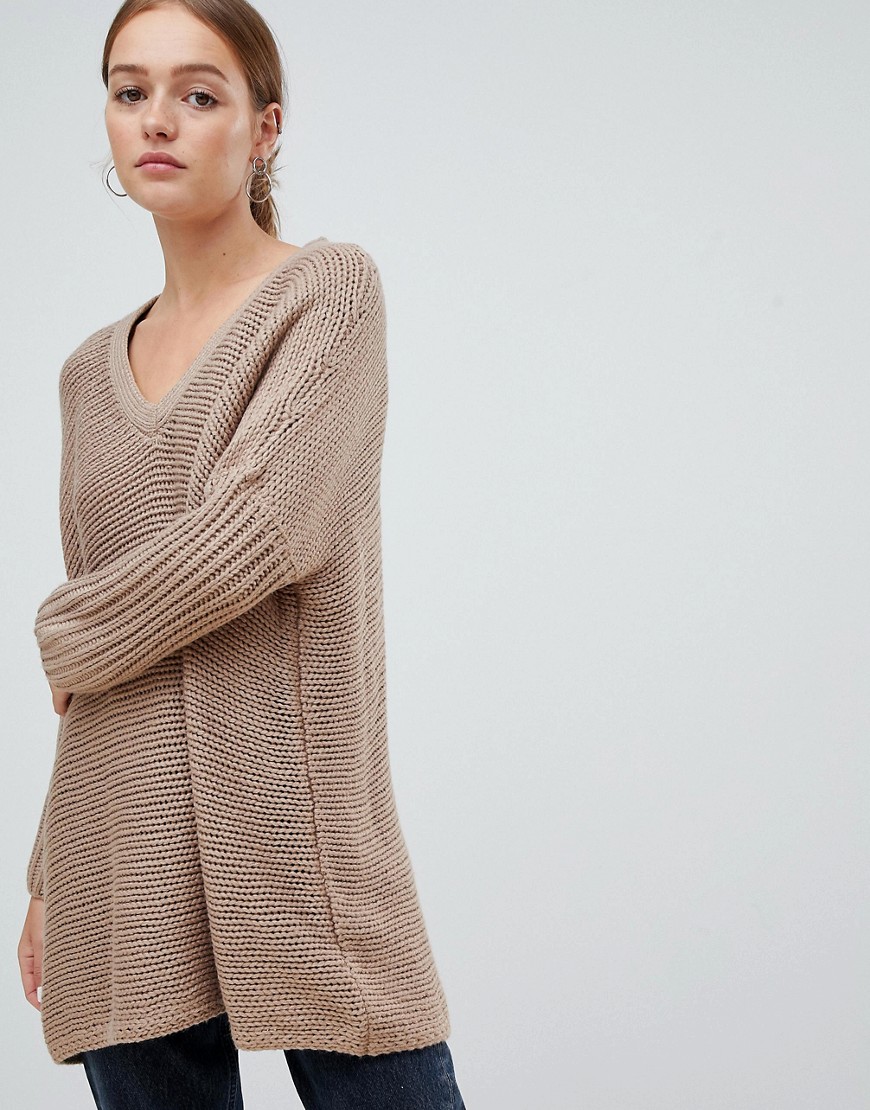 Noisy May – Oversize tröja med djup v-ringning-Sandfärgad
