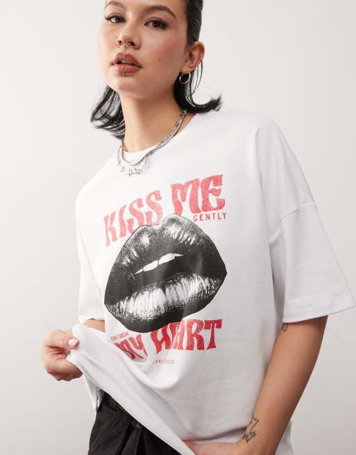 Noisy May oversized T-shirt with Kiss Me print in white, 4 of 4