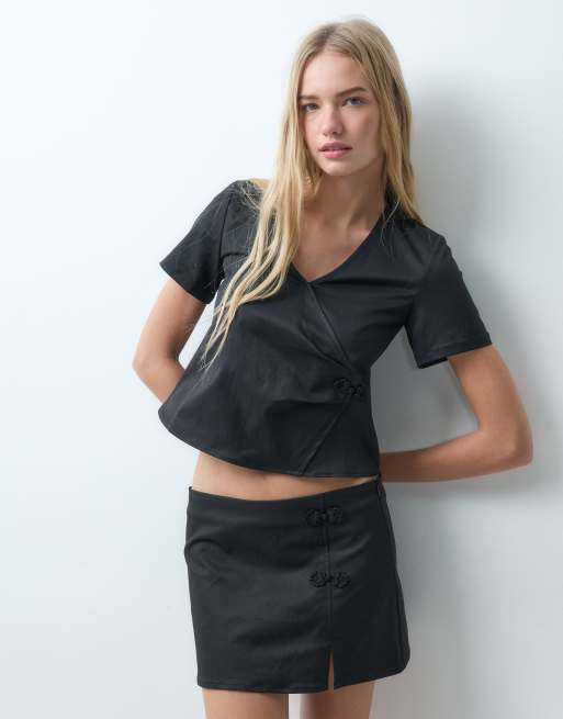 Noisy May - Co-ord set van overslagtop met korte mouwen en brandebourgsluiting en mini rok in zwart, 2 van 3
