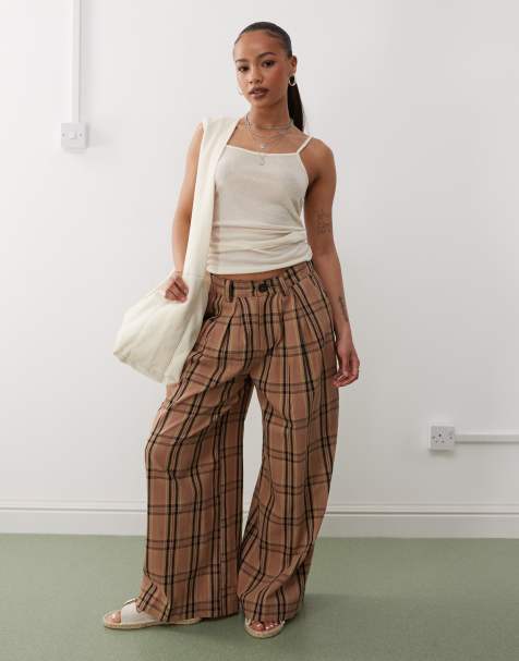 Noisy May Petite – Bruna, rutiga, vida byxor med plisserad detalj - view 1