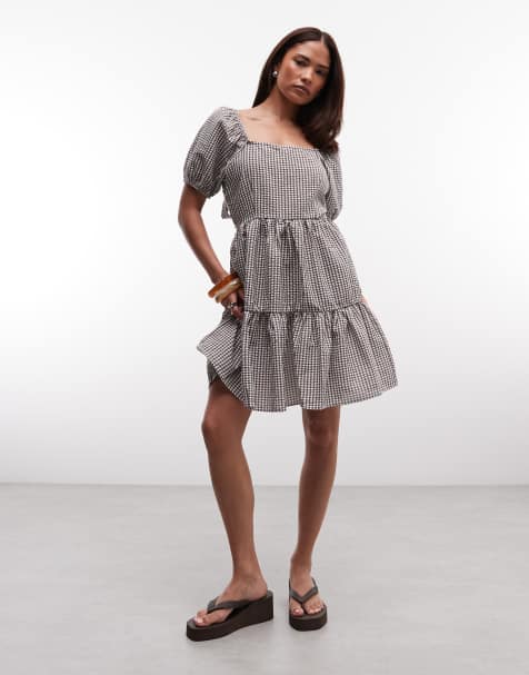 Noisy May Petite -Chokoladefarvet minikjole i seersucker med gingham-tern og niveauinddelt design samt åben ryg med bindebånd - view 1