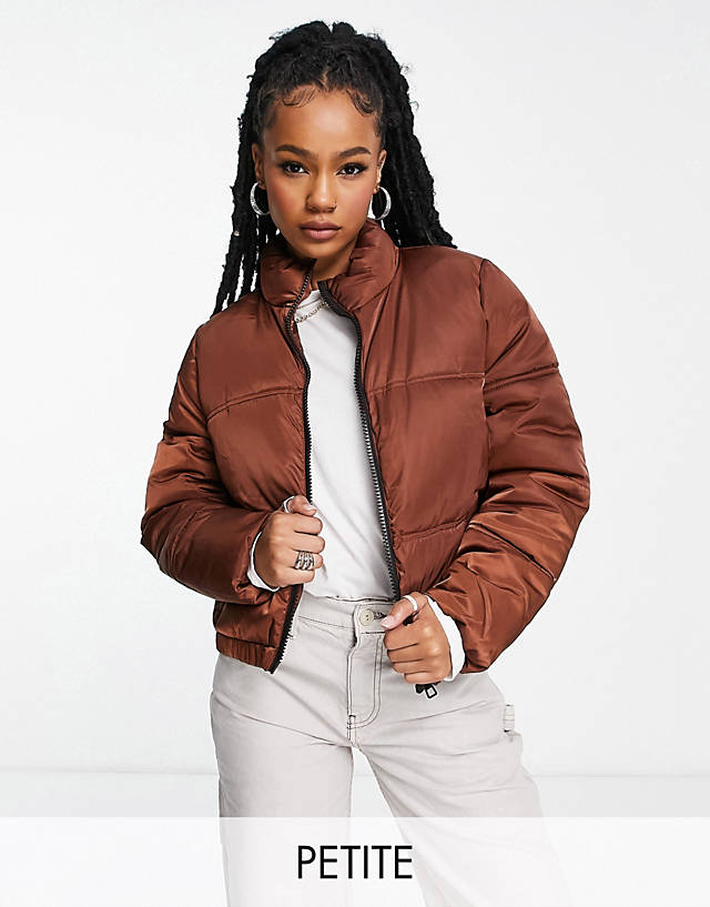Noisy May Petite - cropped shiny padded jacket in chocolate brown
