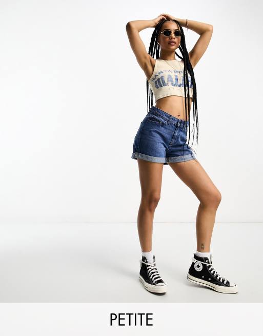 Noisy May Petite - Denim mom short met hoge taille in middenblauw