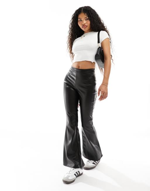 Noisy May Petite - Flare-broek van imitatieleer in zwart, 4 van 5