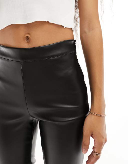 Noisy May Petite - Flare-broek van imitatieleer in zwart, 5 van 5