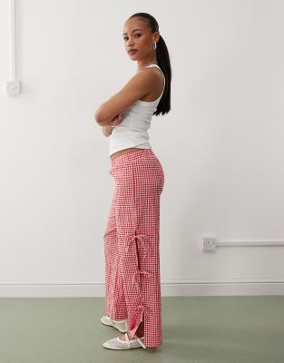 Noisy May Petite - Hose in Rot mit Vichy-Karomuster, weitem Bein und seitlichem Schnürdetail