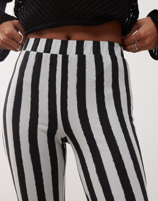 Noisy May Petite - Legging évasé à rayures - Noir et blanc, 5 de 5
