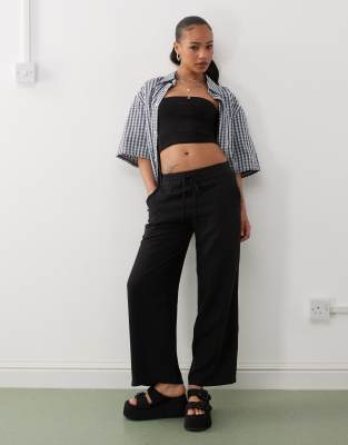 Noisy May Petite - Locker sitzende Hose aus Leinenmix in Schwarz