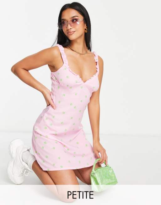 Noisy May Petite - Mini-slipdress met ruches aan de bandjes in roze met fijne print