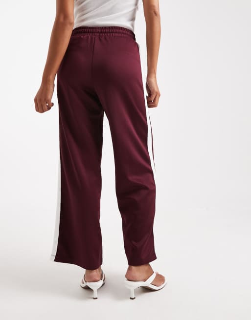 Noisy May Petite - Pantaloni dritti in jersey bordeaux con riga laterale bianca, 2 di 5
