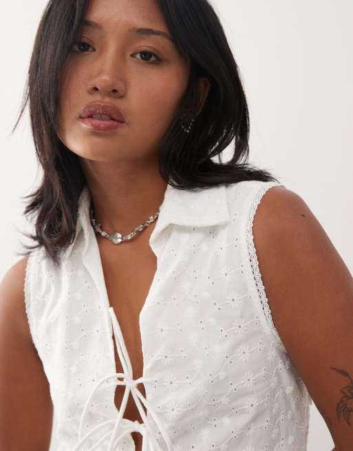 Noisy May Petite - Polojurk van broderie met gestrikte voorkant in wit, 3 van 4