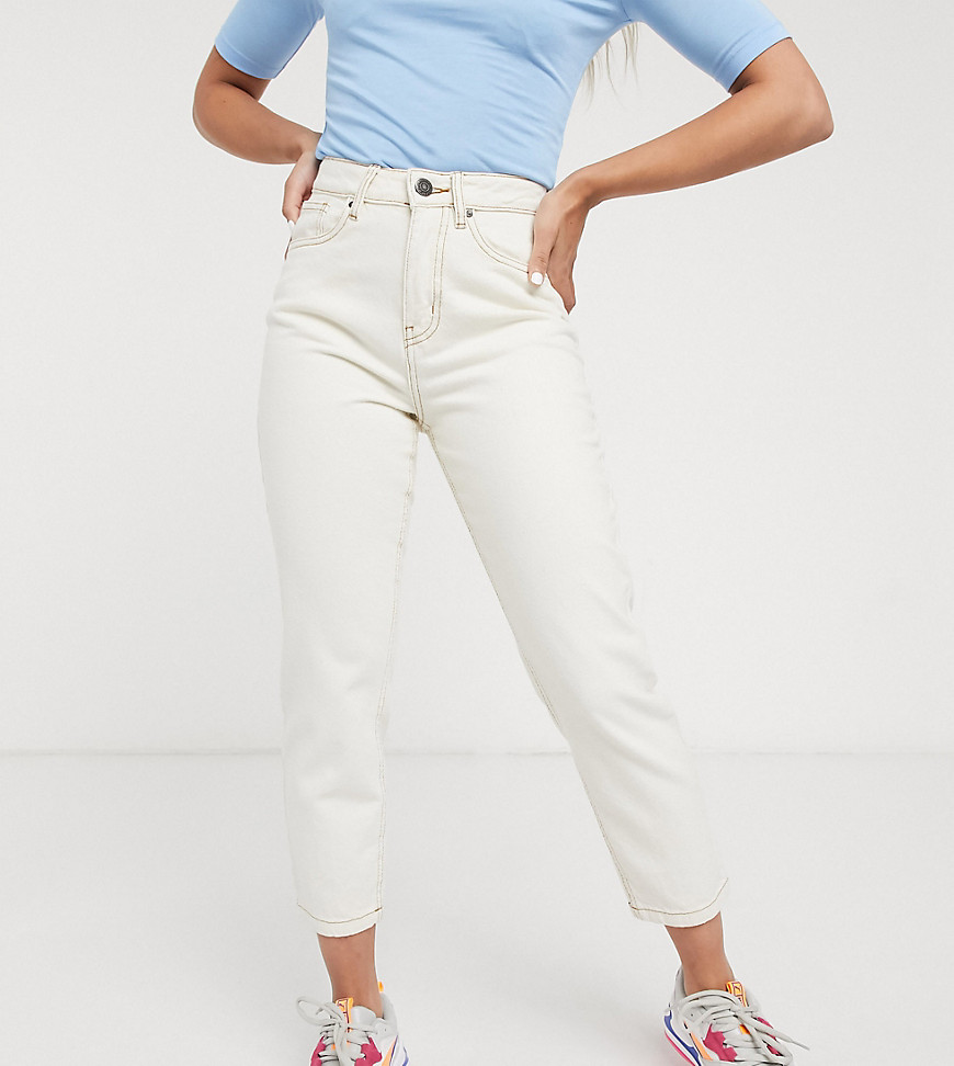 Noisy May Petite - Ruimvallende mom jeans met hoge taille in ecru-Crème