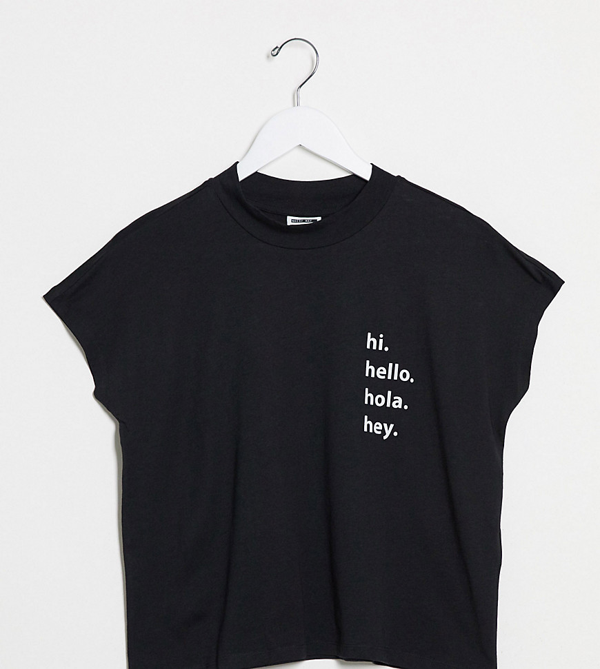Noisy May Petite - Sort højhalset t-shirt med hello-slogan