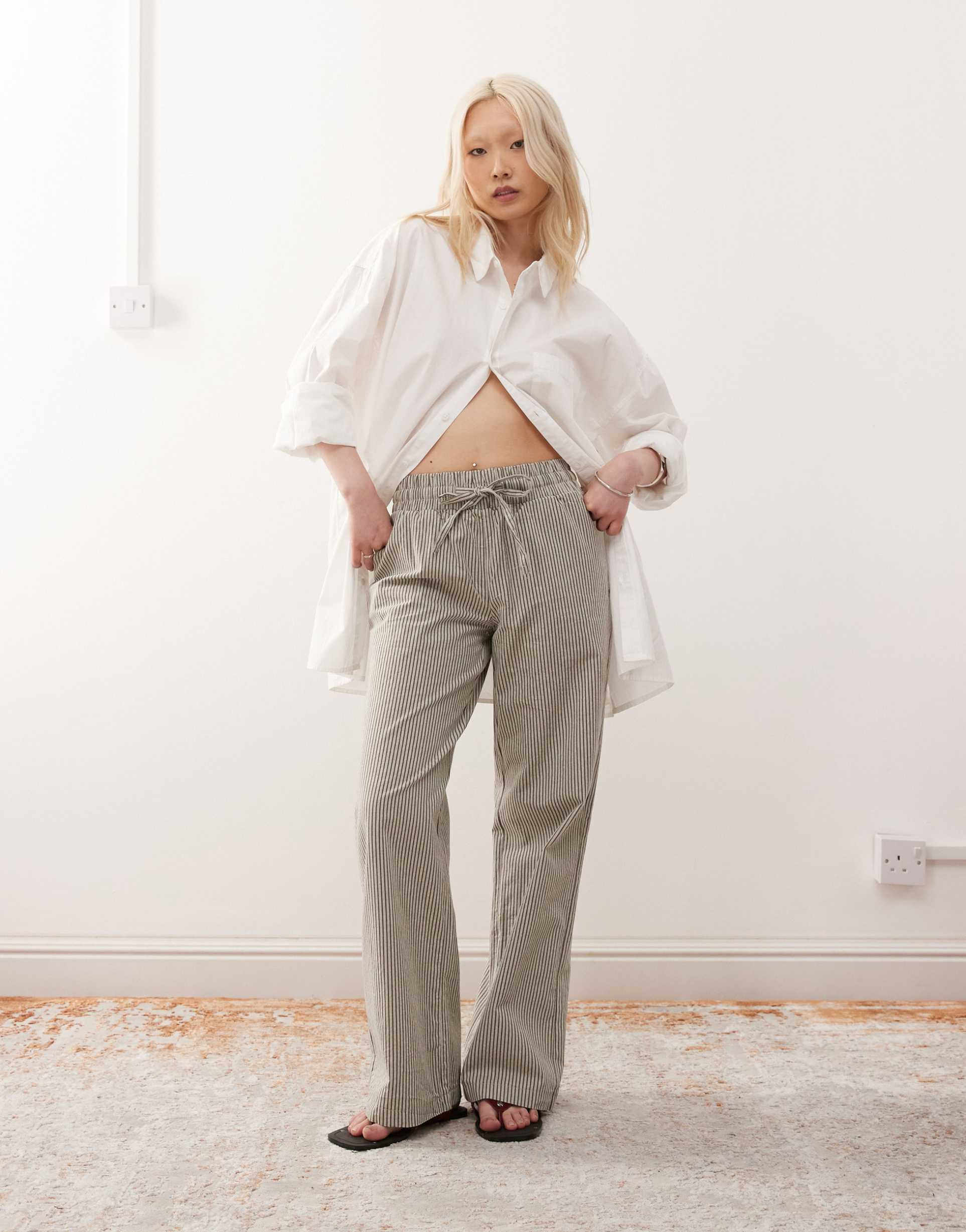 noisy may petite tie front wide leg pants in gray stripes