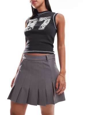 pleated skirt with thigh split in gray