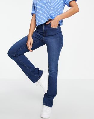 Noisy May - Sallie - Figurformende Jeans mit hoher Taille und ausgestelltem Bein in Indigo-Waschung-Blau