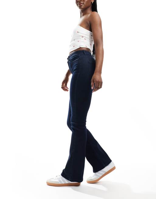 Noisy May – Sallie – Slim-Fit-Schlagjeans in dunkelblauer Waschung mit hohem Bund, 2 von 5