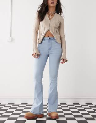 Noisy May - Sallie - Slim-Fit-Schlagjeans in hellblauer Waschung mit hohem Bund