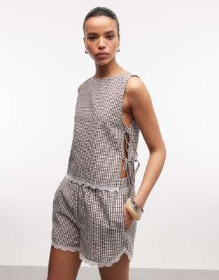 Noisy May - Seitlich gebundenes Oberteil aus Seersucker mit Spitzenborte und Vichy-Karomuster in Schokobraun, Kombiteil-...