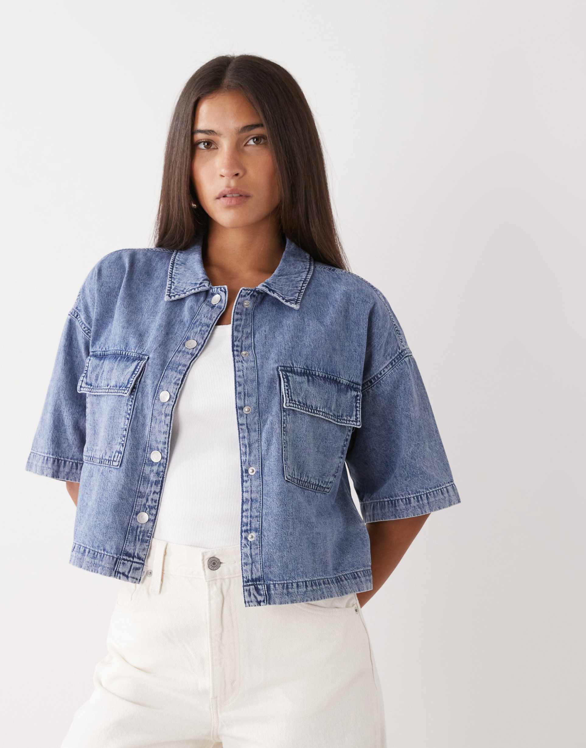 noisy may short sleeve boxy denim shirt in washed blue