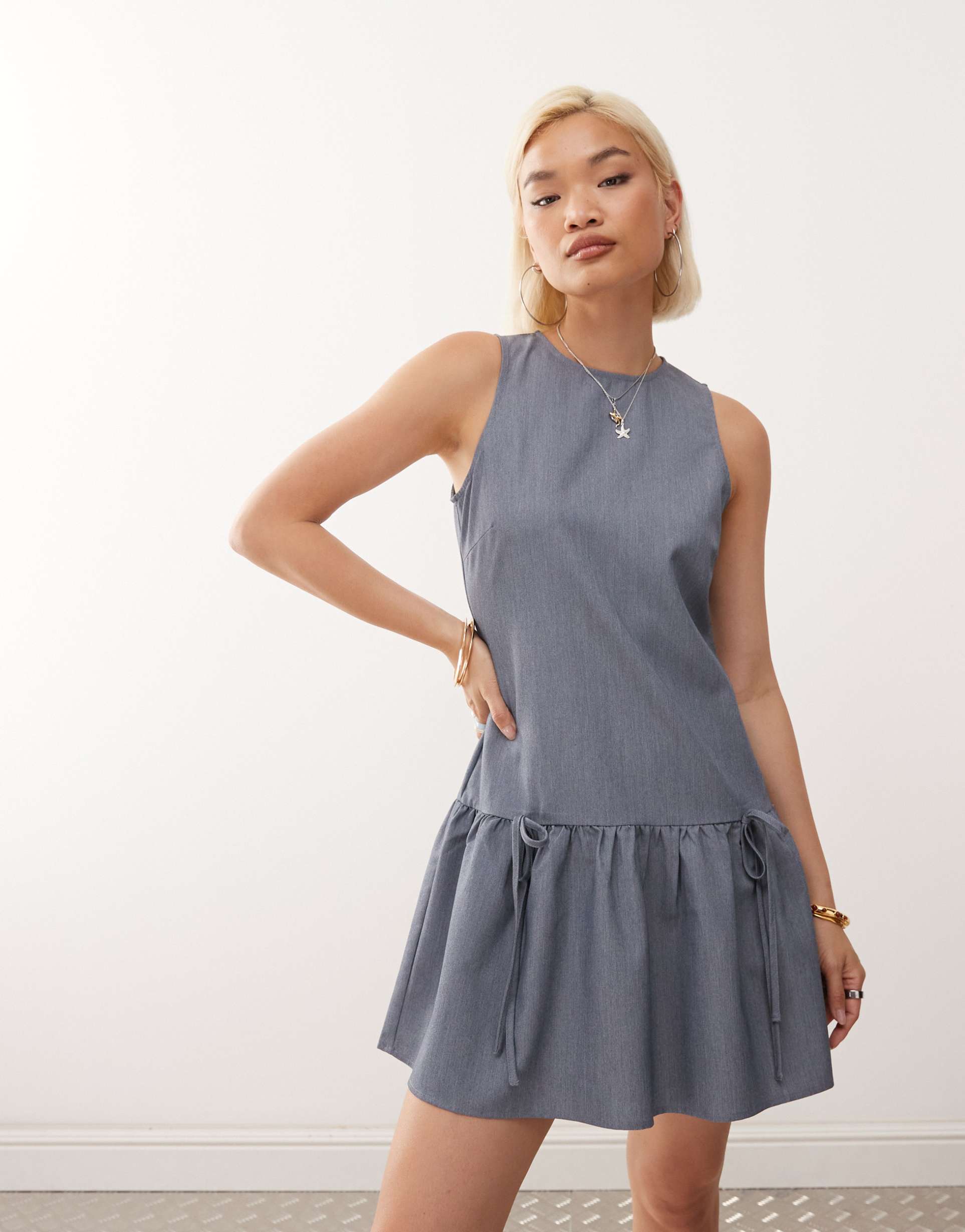 noisy may sleeveless dropped hem mini dress with bow details in gray