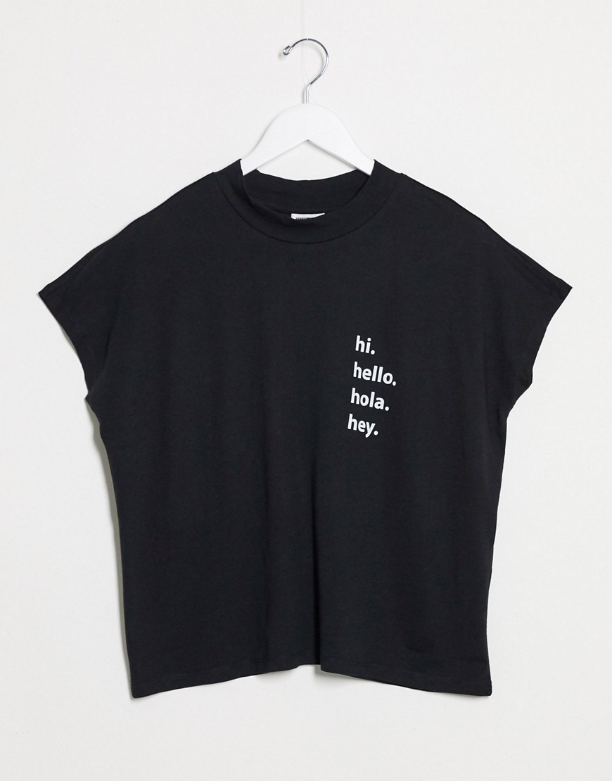 Noisy May - Sort t-shirt med høj halsudskæring og hello-slogan