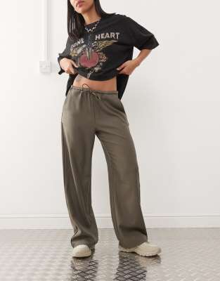 string tie loose fit pants in khaki with black piping detail-Green