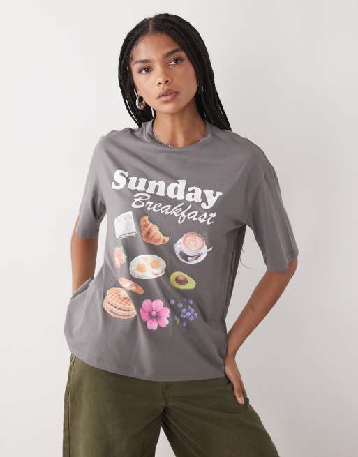 Noisy May – Szary T-shirt o pudełkowym kroju z grafiką z motywem śniadania