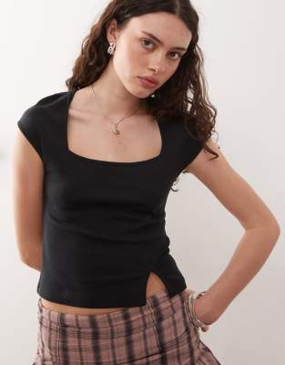 Noisy May - T-Shirt in Schwarz mit eckigem Ausschnitt und Kappärmeln-Rosa