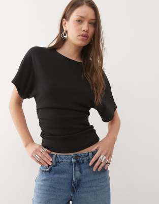 Noisy May - T-Shirt in Schwarz mit geraffter Taille